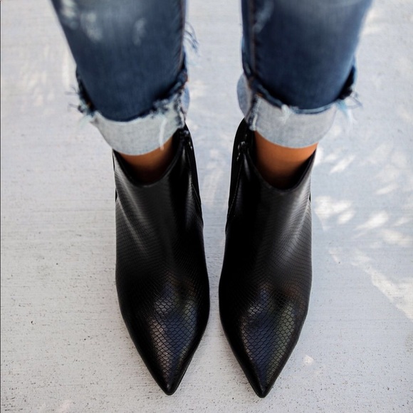 Two-tone snake texture ankle bootie - Picture 5 of 9